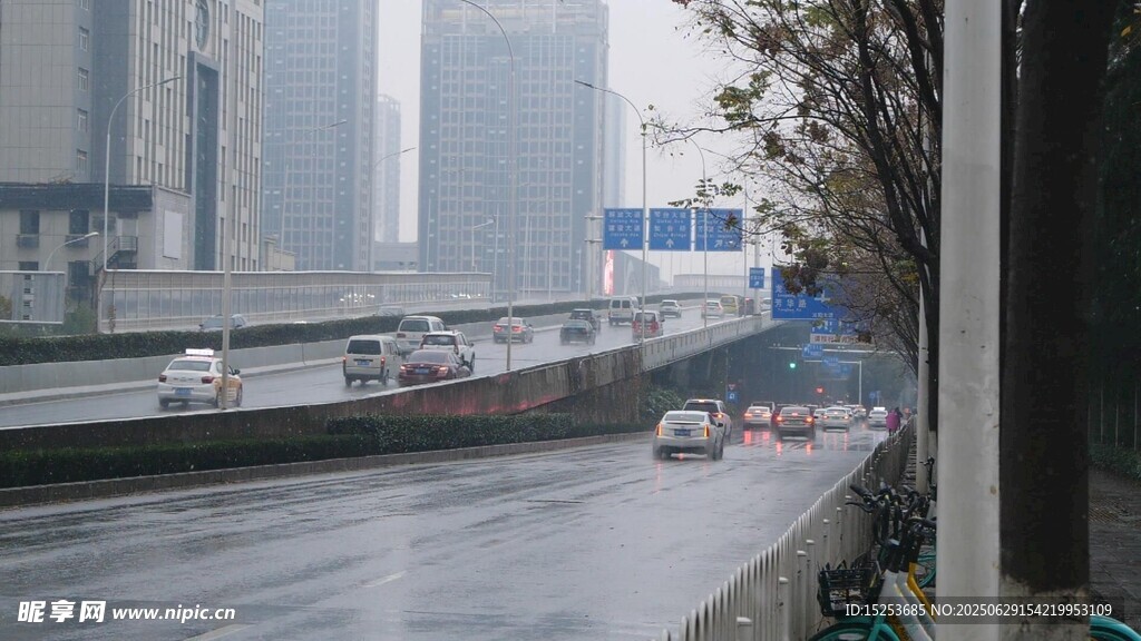 城市雨天道路车流景象