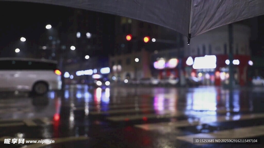 雨夜城市街道灯光倒影