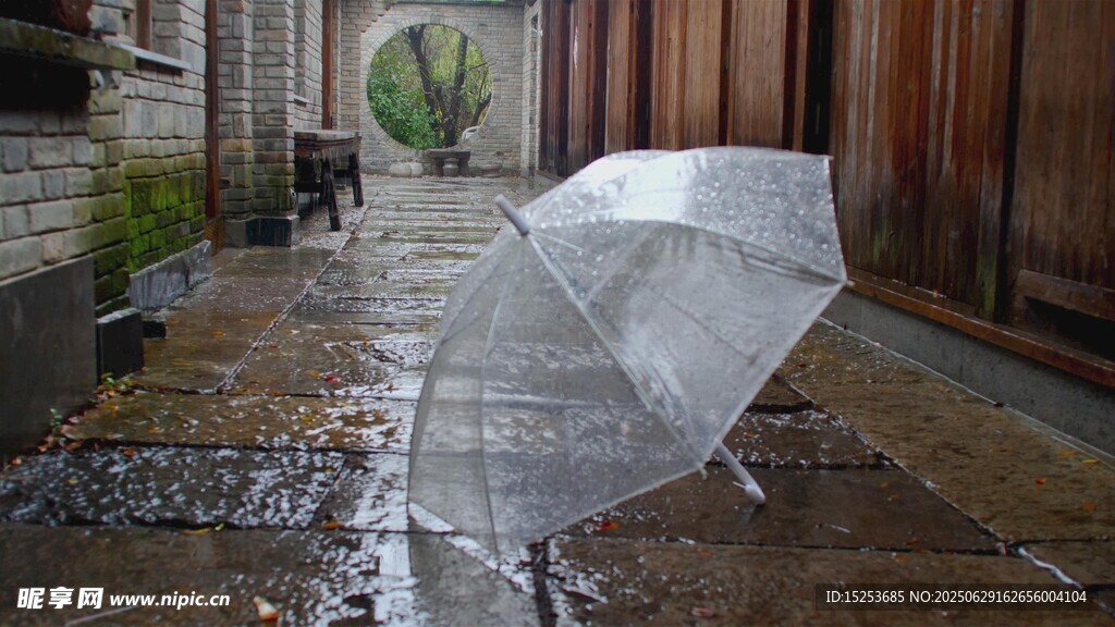 雨中遗落的白色透明雨伞