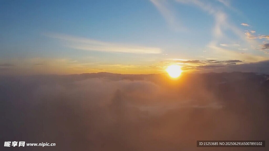 高空之上的壮丽日出景观