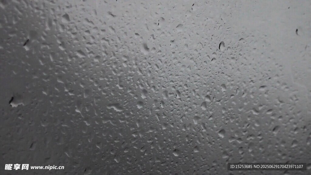 玻璃上的晶莹雨滴