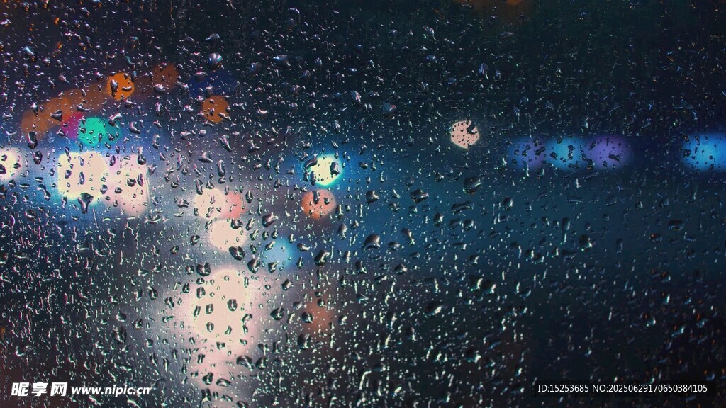 雨夜车窗上的斑斓光影
