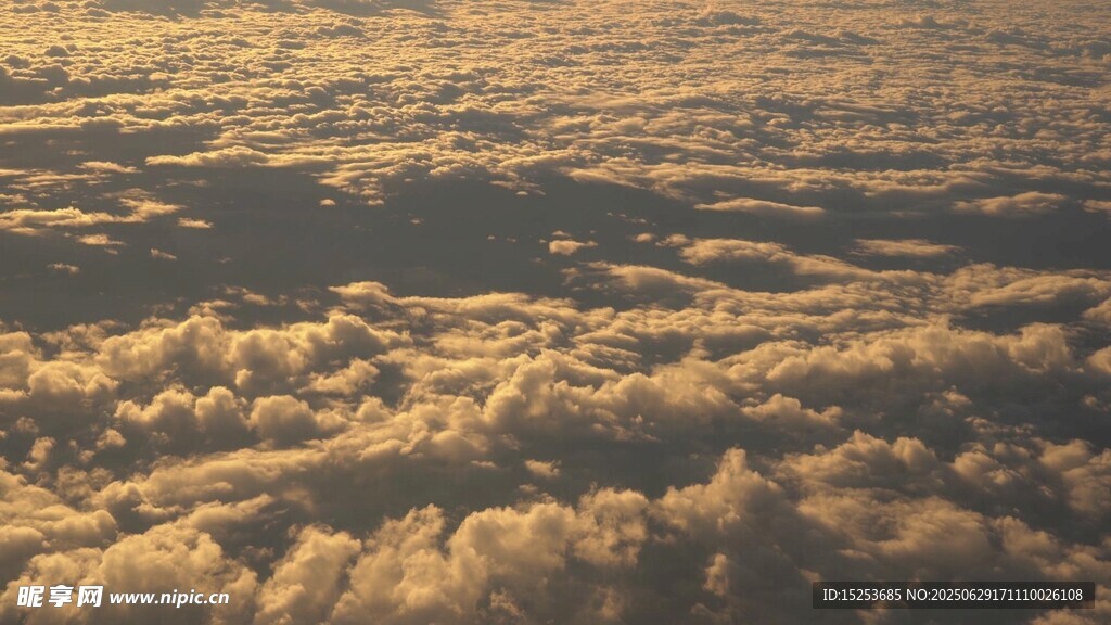 高空俯瞰壮丽云海景观