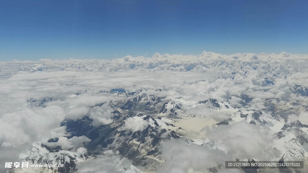 高空俯瞰壮丽云海雪山