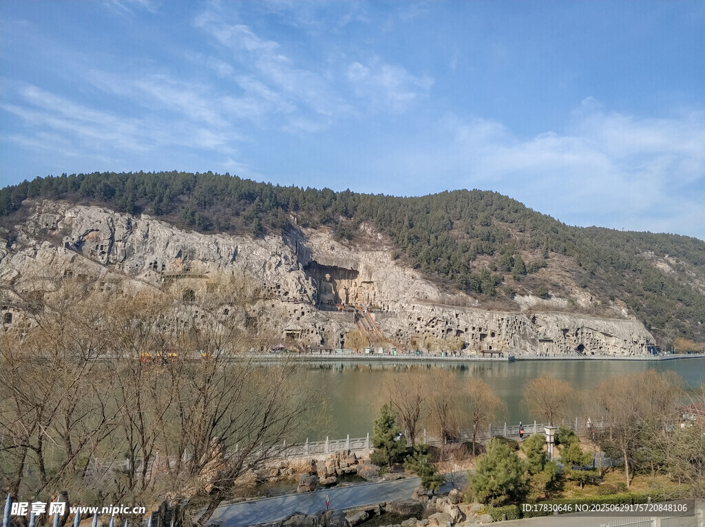 河南洛阳龙门石窟全景