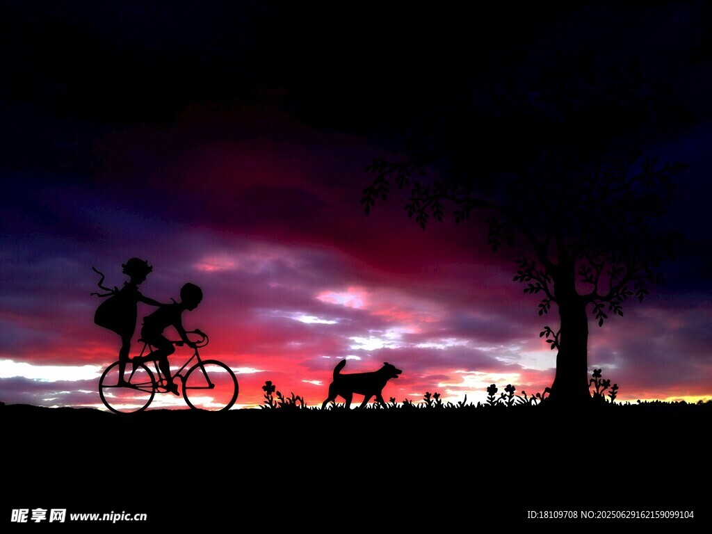 夕阳下的骑行与遛狗场景