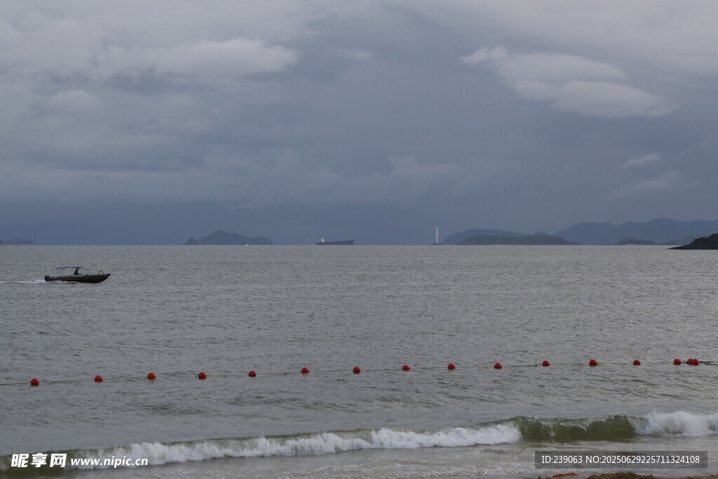 海上孤舟伴阴云