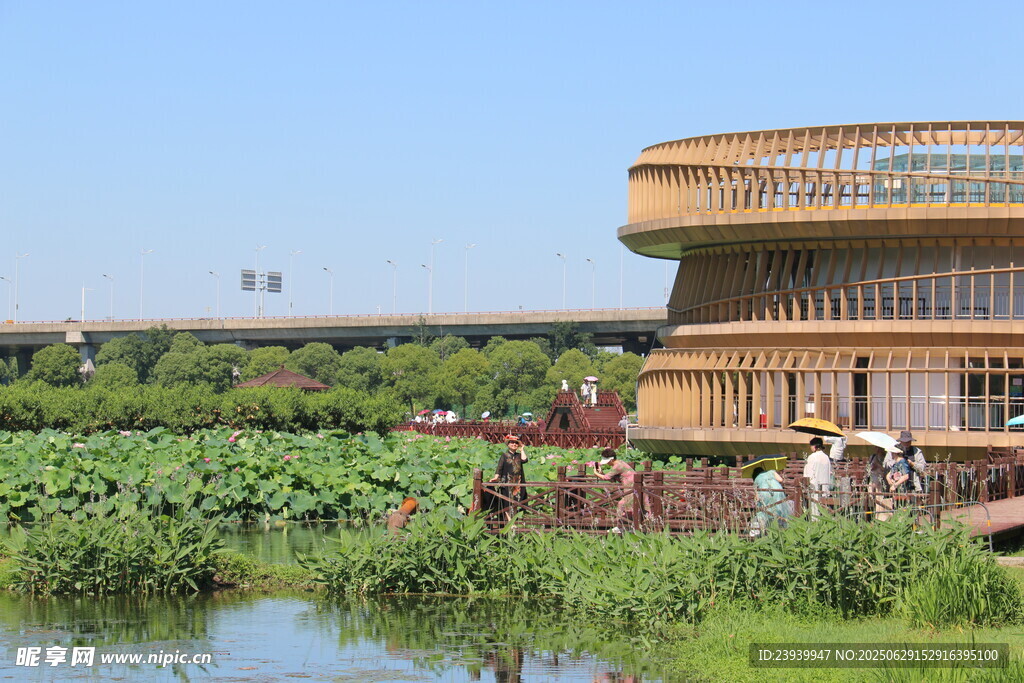 湖畔现代建筑景观