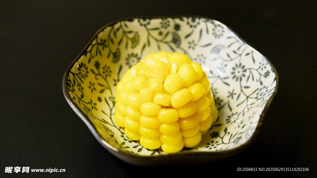 精致碗中黄色玉米美食