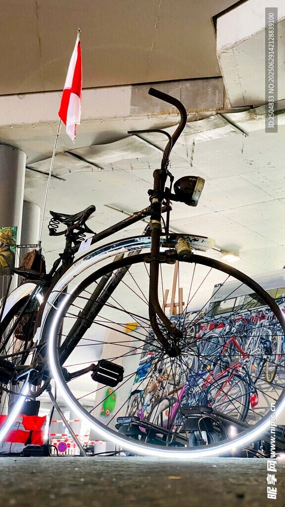 复古自行车展示于室内角落