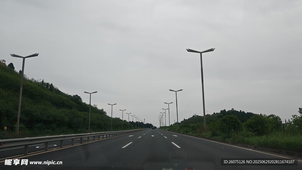 空旷公路与林立路灯