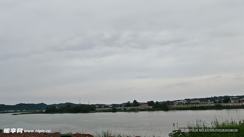 阴天河畔风景
