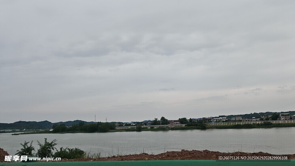 阴天河畔风景
