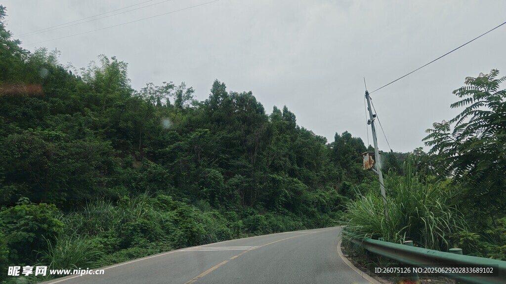 蜿蜒山间公路