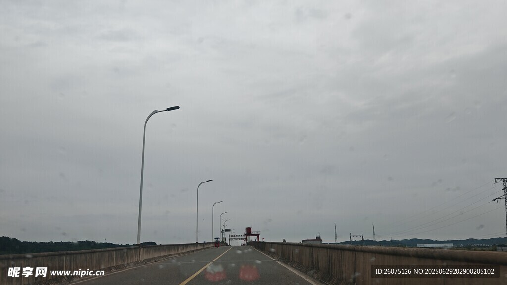 阴天的空旷道路