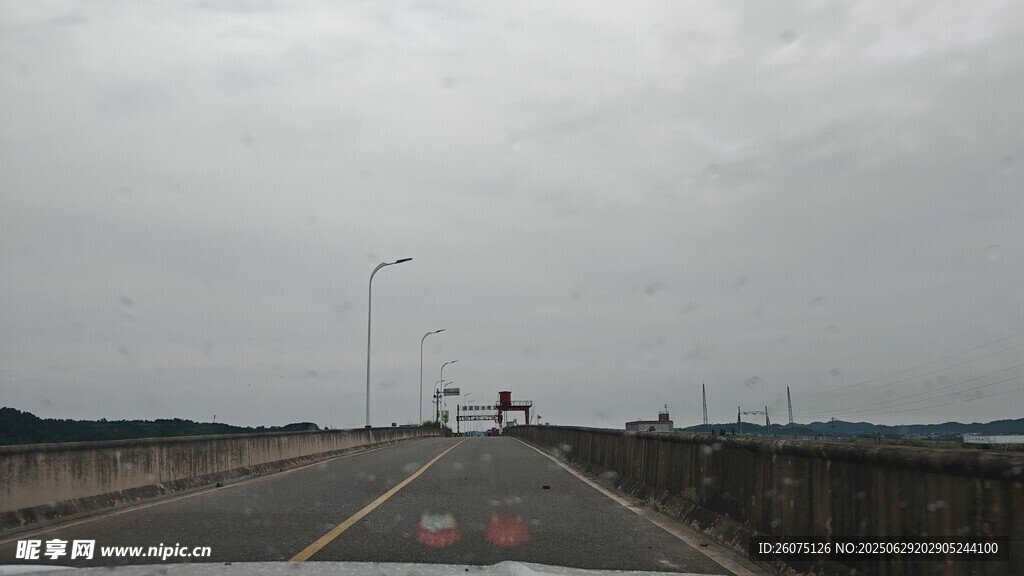 阴天空旷公路上的行驶景象