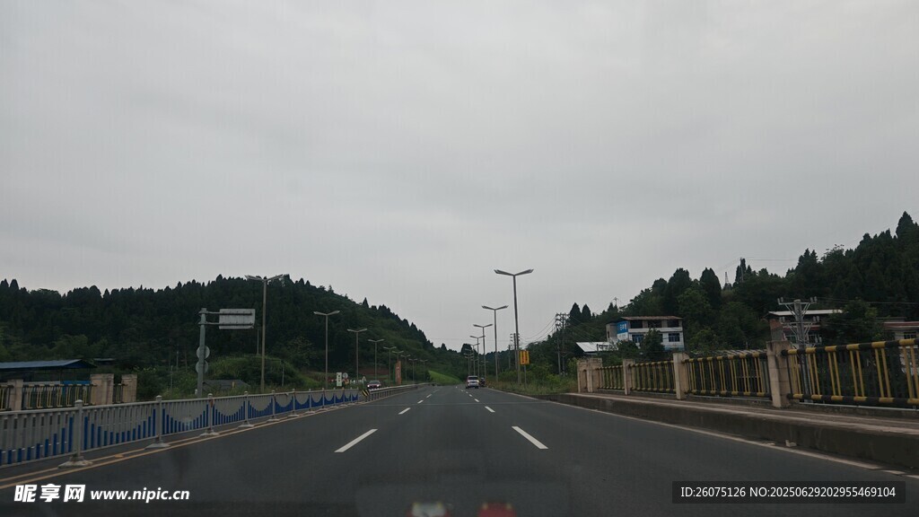 阴雨天的空旷公路
