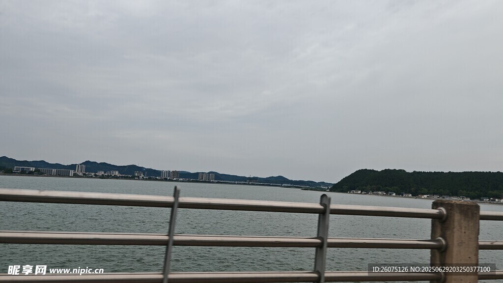 湖畔栏杆处的阴沉景致