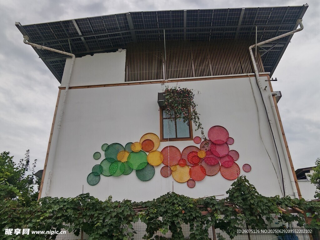 彩色花朵墙绘的白色建筑