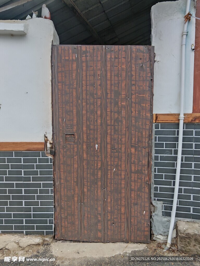 乡村古朴木门