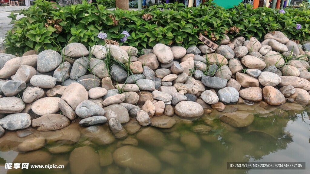 水边石景