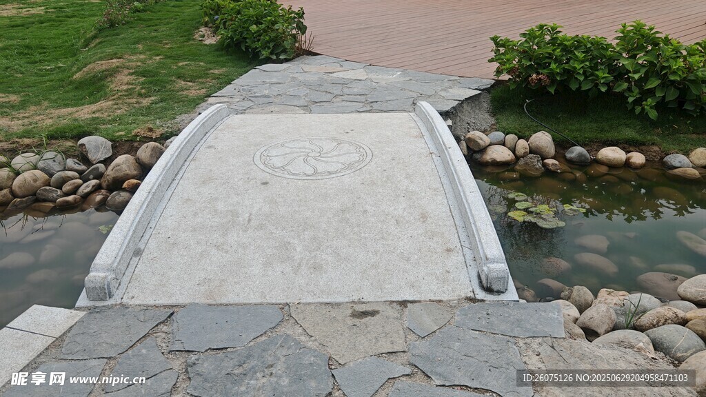 石板桥横跨潺潺流水
