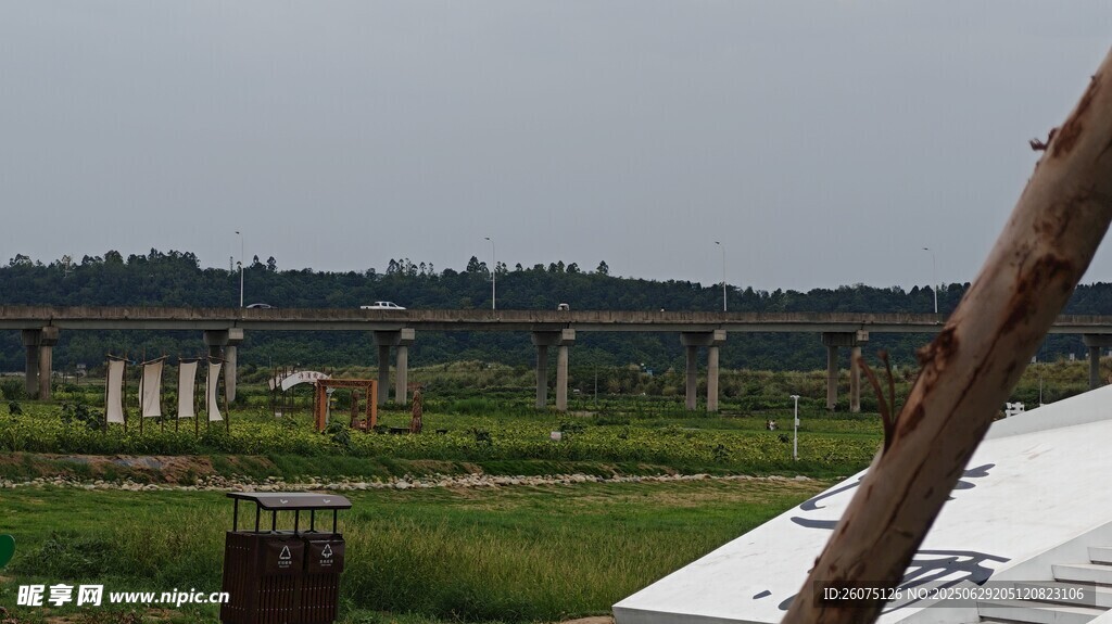田野中的设施与自然景观