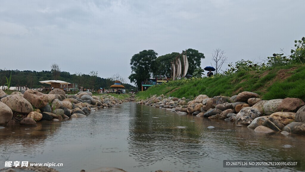 宁静河畔风景