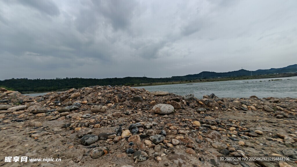 阴沉天空下的河岸碎石地