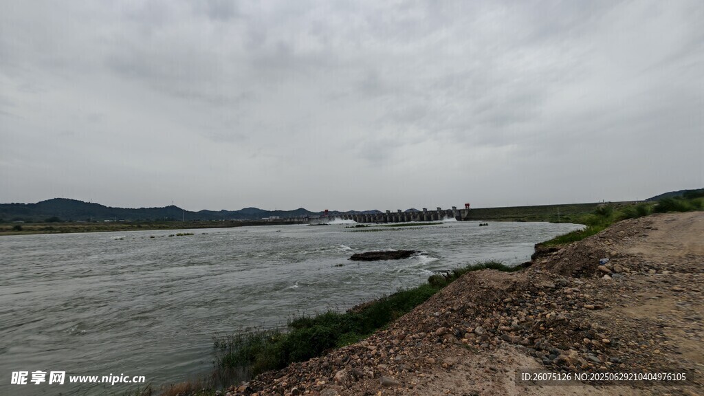阴雨天大河边景致
