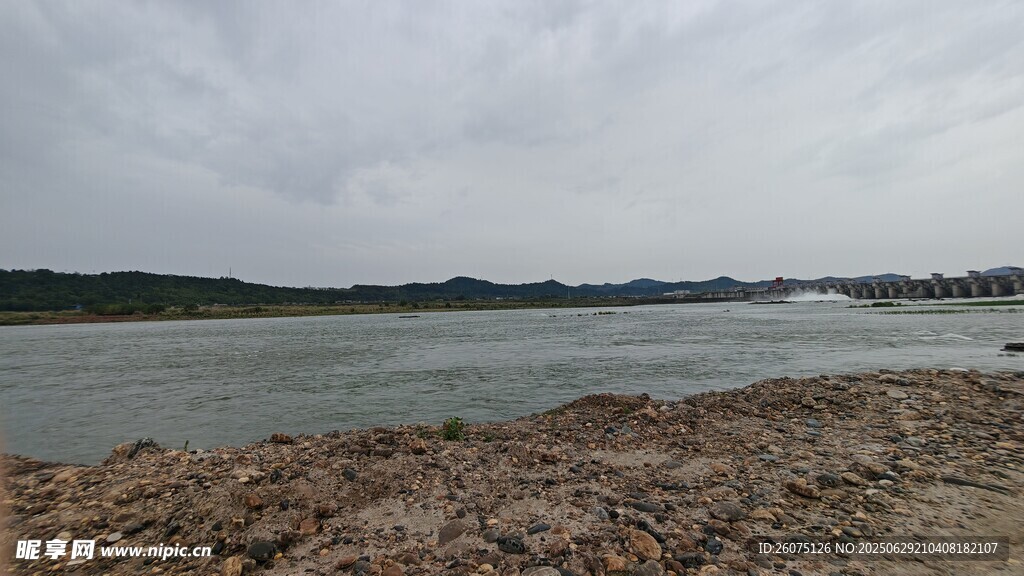 阴天河畔风景