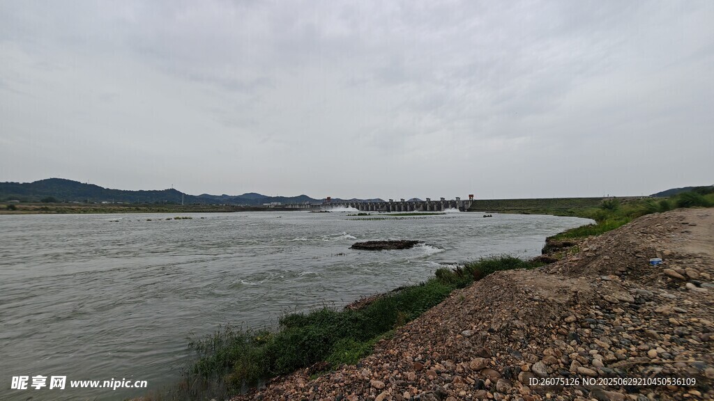 江边河岸风景