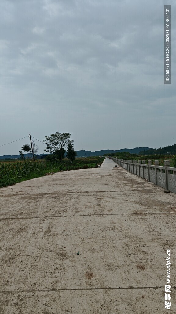 空旷土路场景