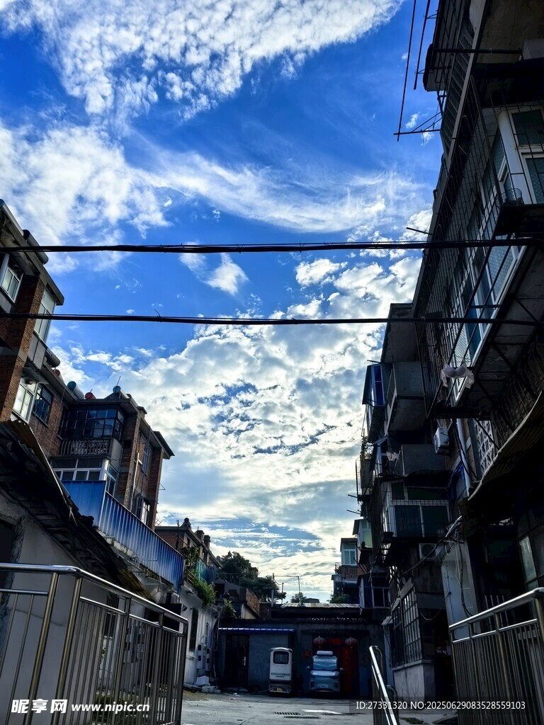 小巷上空的蓝天白云