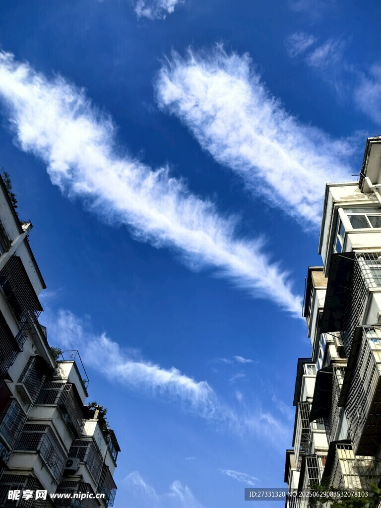 蓝天高楼间的美丽云彩