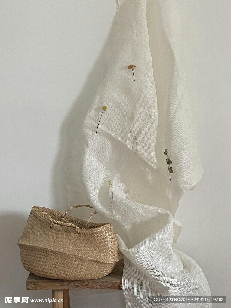 简约风布艺与草编物件展示