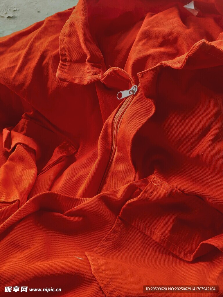 鲜艳红色褶皱布料
