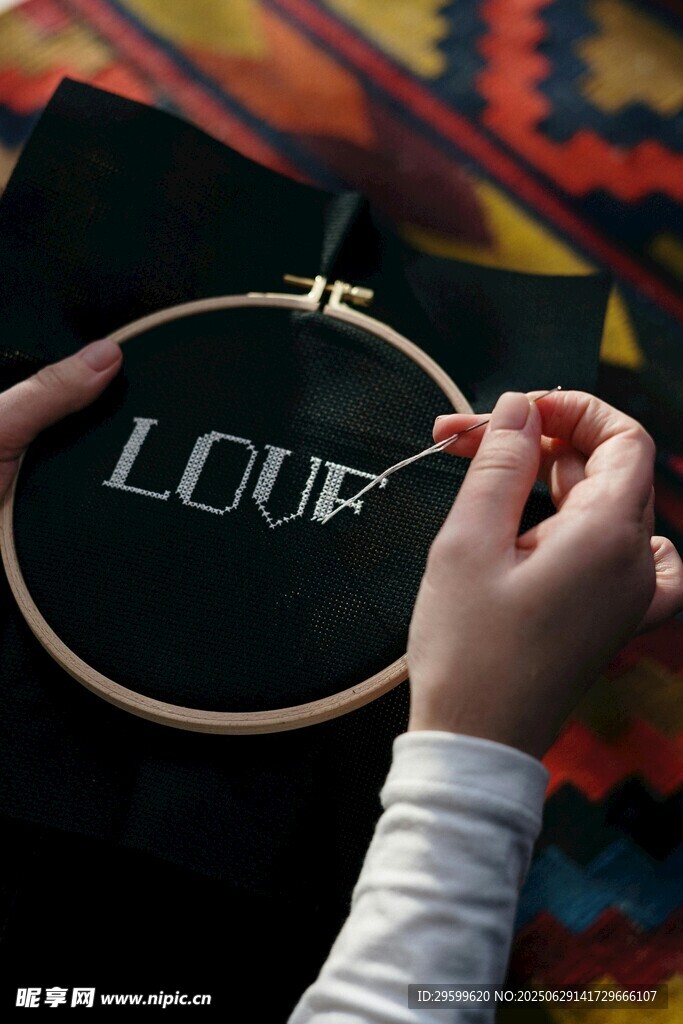 手工刺绣LOVE字样