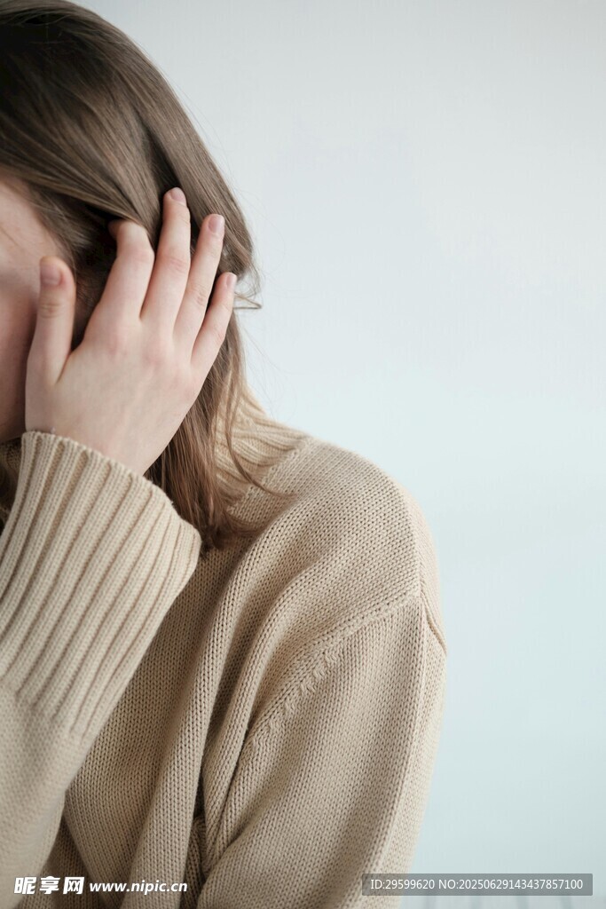 女子单手掩面显忧郁