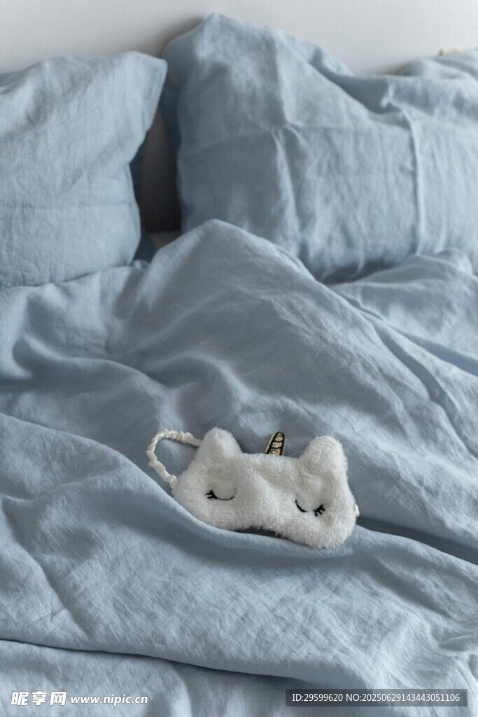 床上的猫咪与咖啡杯