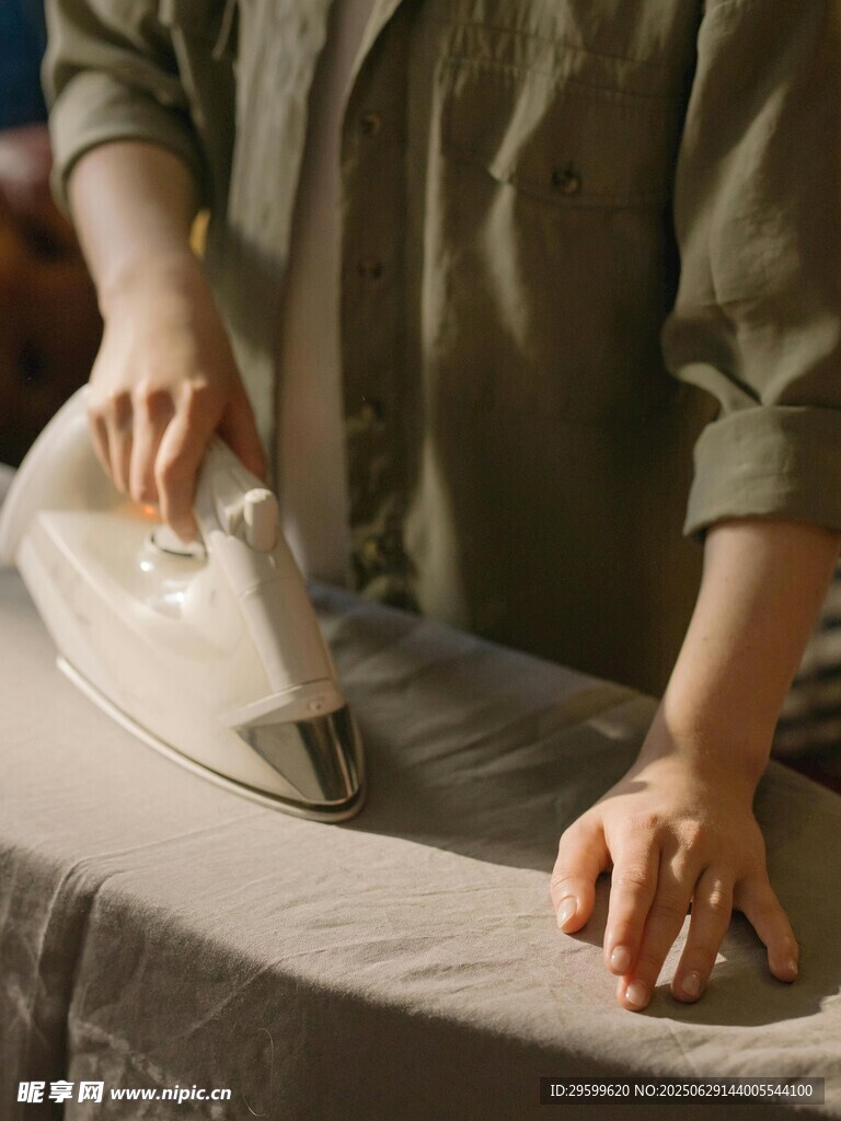 手工熨烫衣物的温馨场景