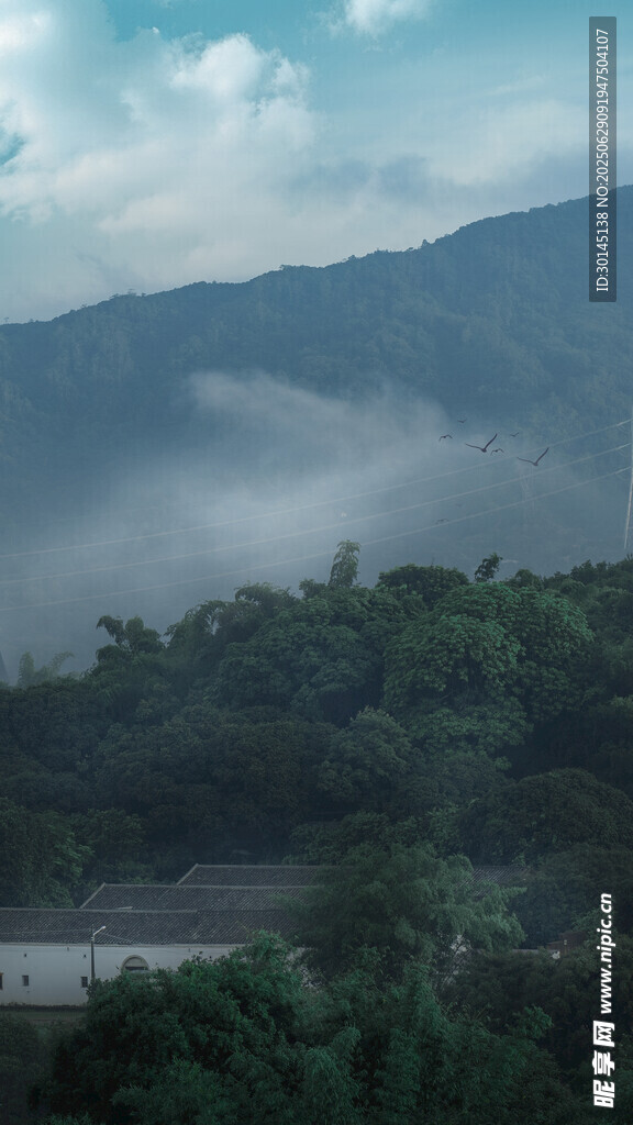 山间云雾缭绕的翠绿景致