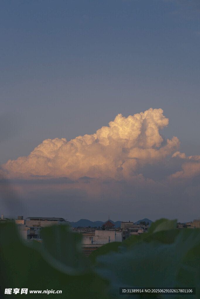 夕阳下的云端美景