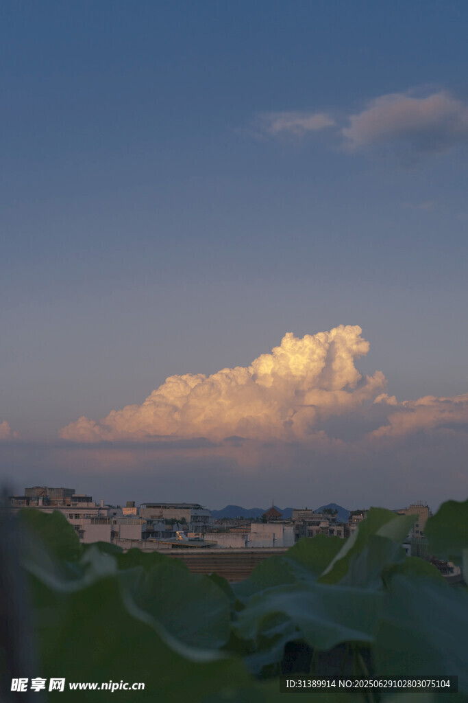 夕阳下的田野与天边云朵