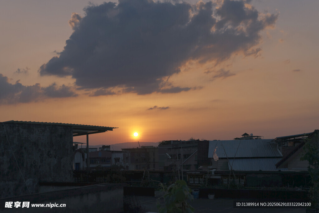 夕阳下的城市屋顶景观