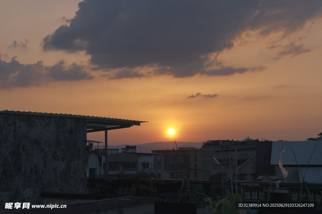 夕阳下的城市屋顶景观
