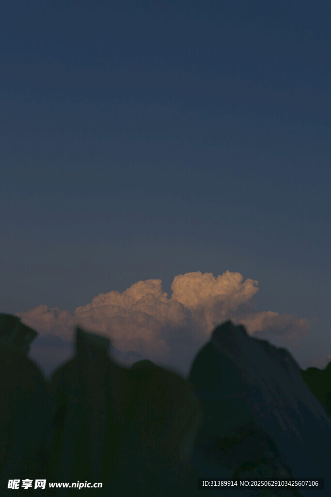 夜幕下的山峦与云端