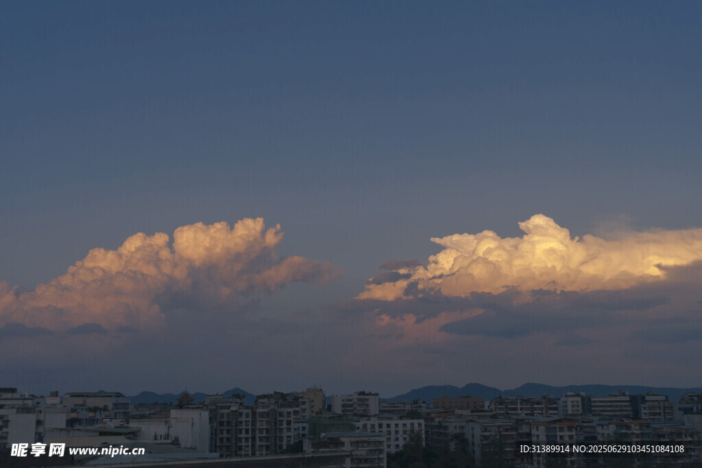 夕阳下城市上空的绚丽云彩