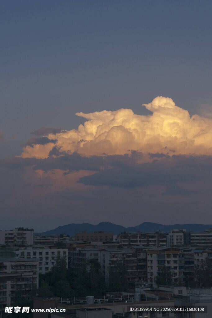 城市上空的绚丽云彩