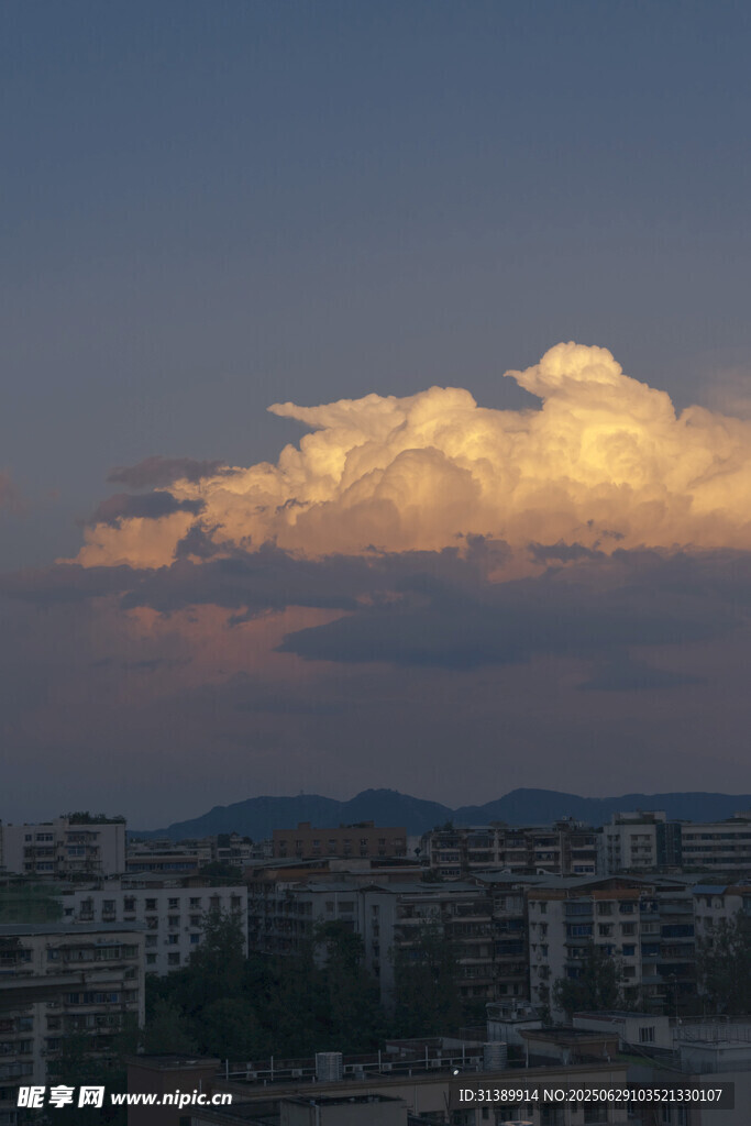 城市上空的绚丽云彩